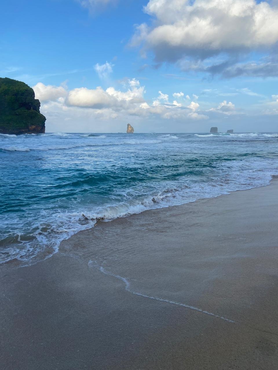 Hidden Gems of Goa Cina Beach: A Calm Coastline Curated by a Malang Local🏖